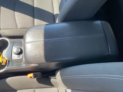 Used 2024 GMC Terrain SLE image 33