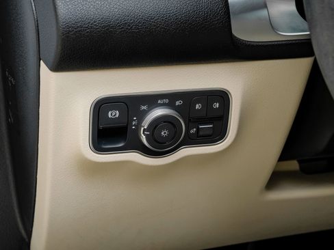 Used 2023 Mercedes-Benz GLB 250 w/ Premium Package image 30
