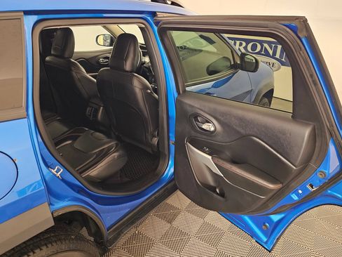 Used 2017 Jeep Cherokee Trailhawk AWD/4WD image 25
