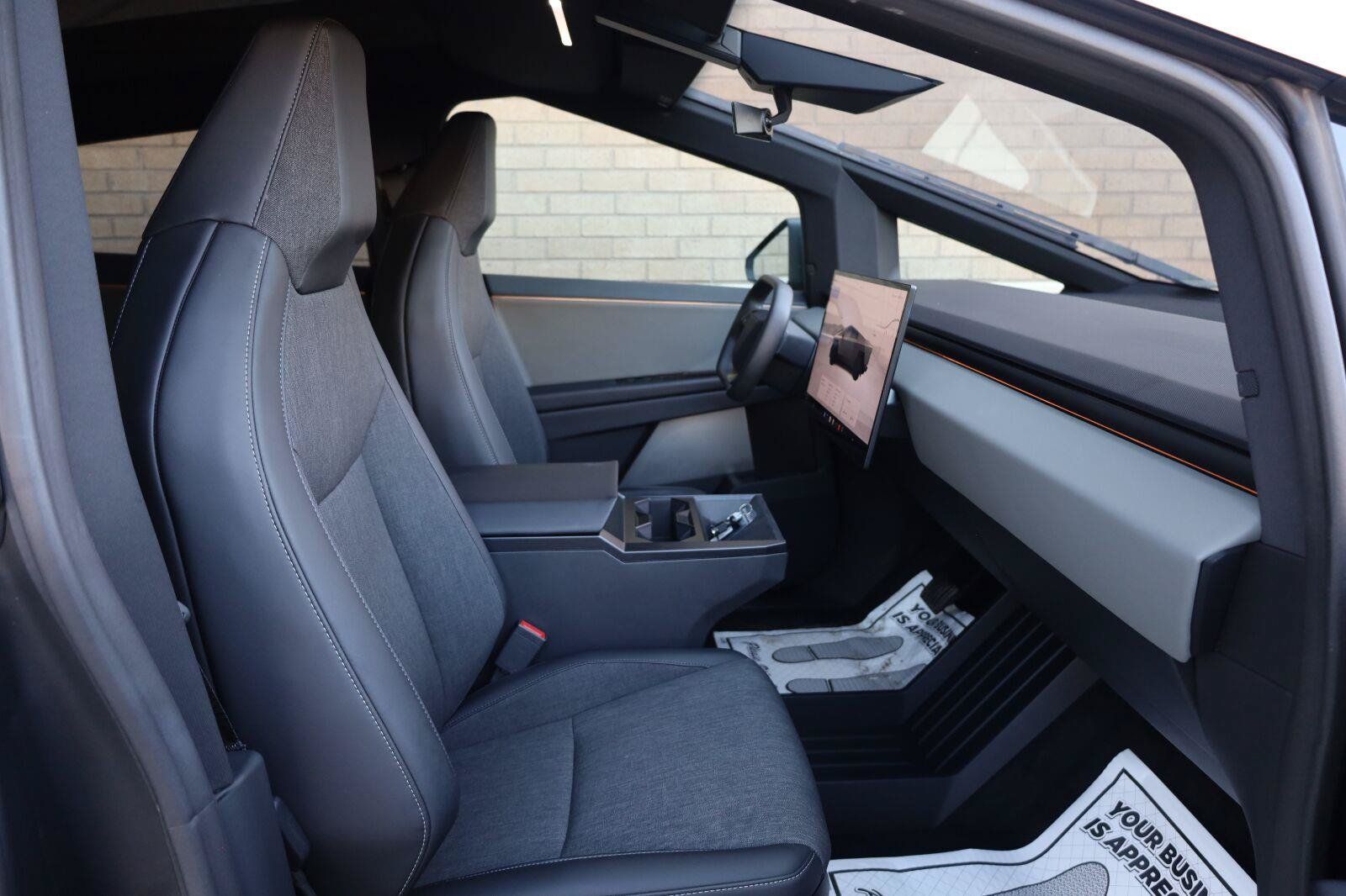 Used 2025 Tesla Cybertruck 2WD Crew Cab image 28