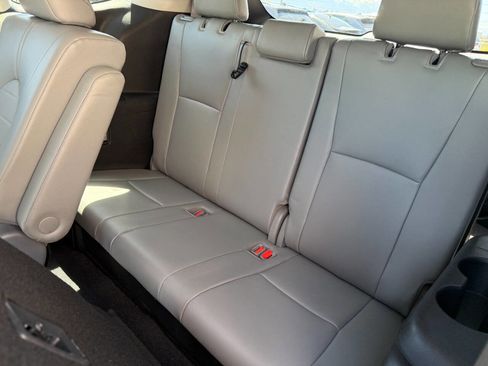 Used 2021 Toyota Highlander XLE AWD/4WD image 6