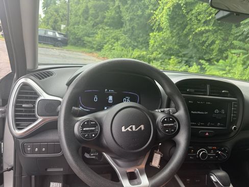 Used 2025 Kia Soul LX w/ LX Technology Package FWD image 32