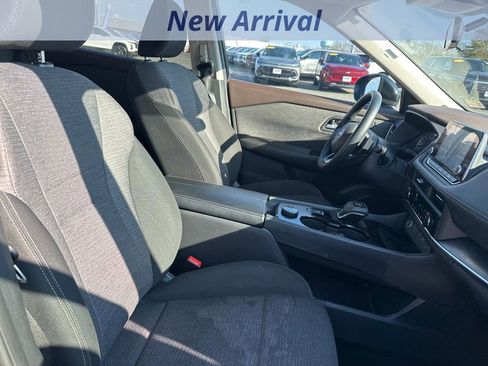 Used 2023 Nissan Rogue SV image 7