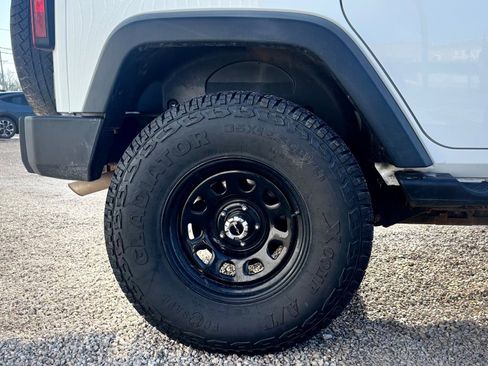 Used 2016 Jeep Wrangler Unlimited Sahara image 16