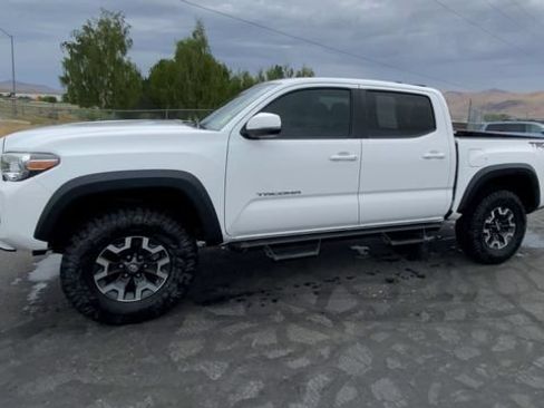Used 2019 Toyota Tacoma TRD Off-Road AWD/4WD image 4