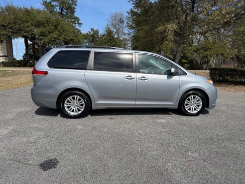 Used 2013 Toyota Sienna XLE FWD image 7