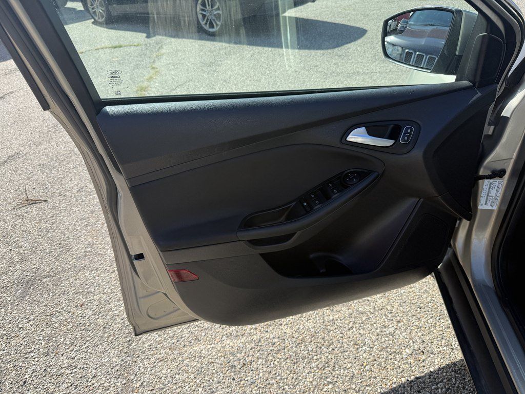 Used 2016 Ford Focus SE FWD image 11