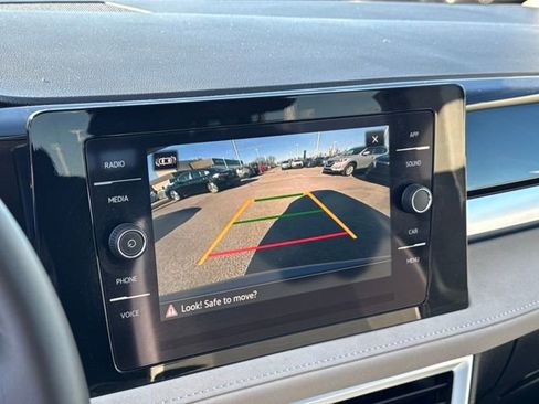 Used 2025 Volkswagen Taos SE image 18