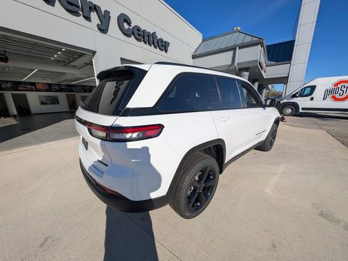 New 2025 Jeep Grand Cherokee Limited w/ Black Appearance Package image 5