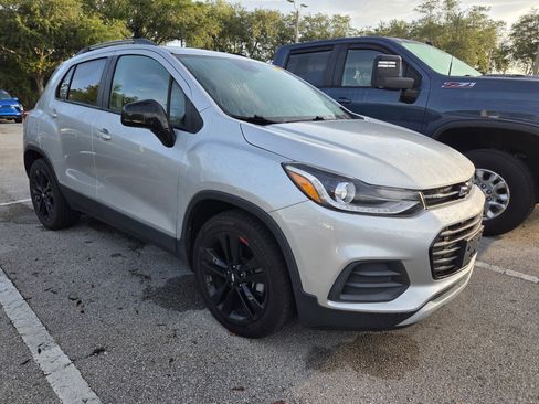 Used 2020 Chevrolet Trax LT w/ Sun & Sound Package FWD image 2
