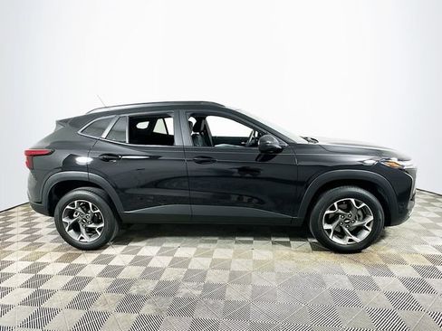 Used 2025 Chevrolet Trax LT FWD image 2