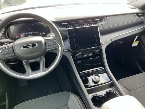 New 2025 Jeep Grand Cherokee 4WD image 13