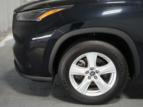 Used 2024 Toyota Highlander LE image 5