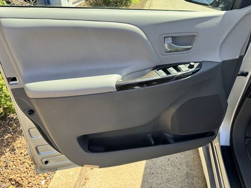 Used 2020 Toyota Sienna XLE w/ XLE Navigation Package image 8