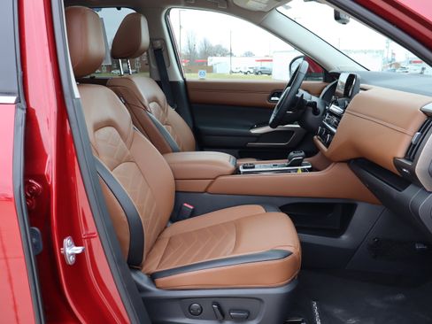 Used 2024 Nissan Pathfinder Platinum w/ Cargo Package image 15