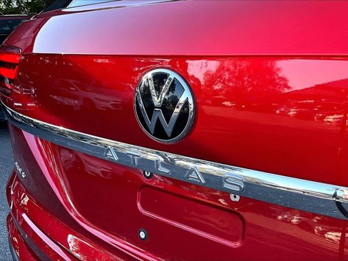 Used 2022 Volkswagen Atlas Cross Sport SE image 32