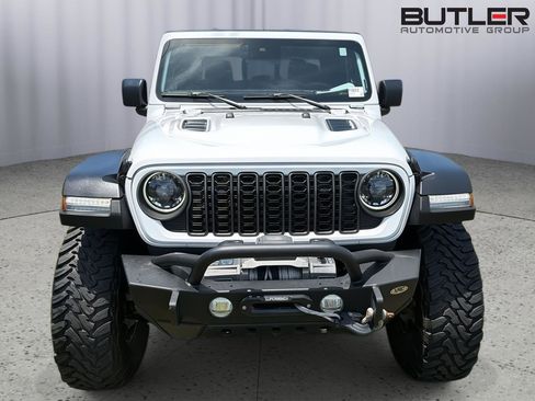 Used 2024 Jeep Gladiator Rubicon w/ Convenience Group AWD/4WD image 9