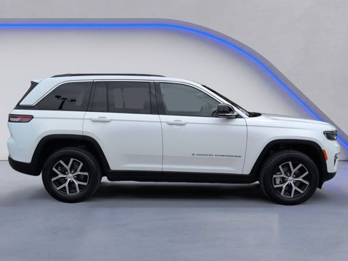 Used 2024 Jeep Grand Cherokee Limited AWD/4WD image 12