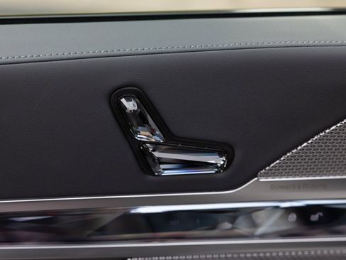 Used 2024 BMW 760i xDrive w/ Premium Package 2 image 21