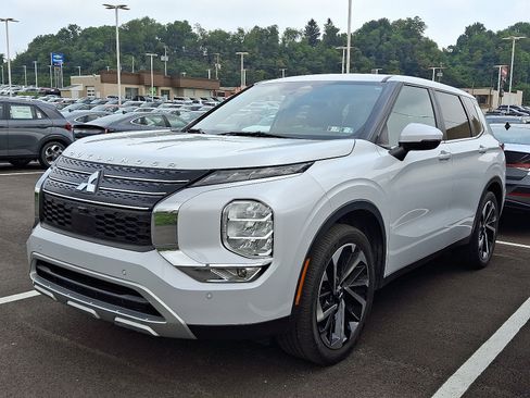 Used 2022 Mitsubishi Outlander SE FWD image 3