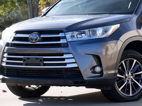 Used 2018 Toyota Highlander XLE image 22
