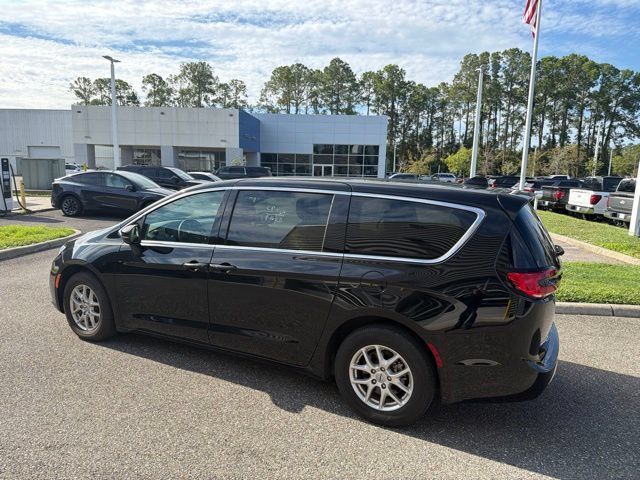 Used 2024 Chrysler Pacifica Touring-L FWD image 10
