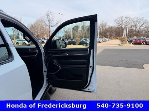 Used 2024 Jeep Wagoneer L Series II w/ Flexible Seating Group image 19