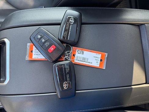 Used 2023 Toyota Highlander Platinum image 33