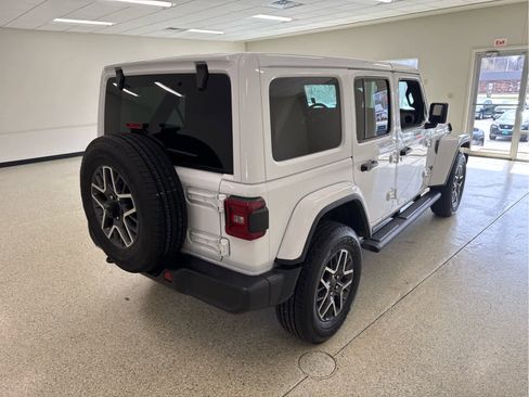 Used 2025 Jeep Wrangler Sahara image 5