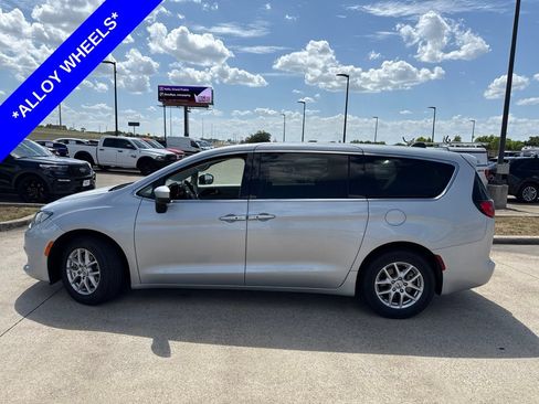 Used 2022 Chrysler Voyager LX FWD image 3