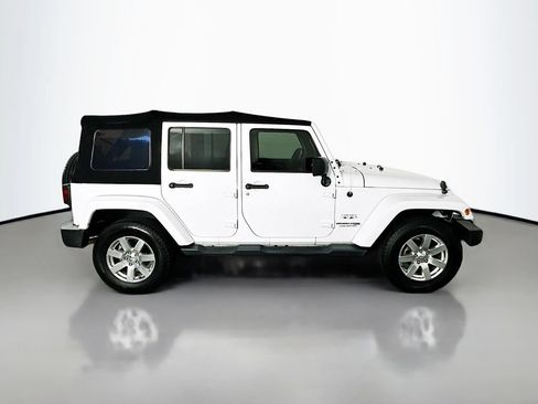 Used 2018 Jeep Wrangler Unlimited Sahara w/ Connectivity Group AWD/4WD image 8