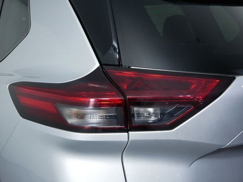 Used 2023 Nissan Rogue SL w/ SL Premium Package image 12