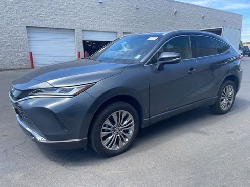 Used 2022 Toyota Venza Limited image 4