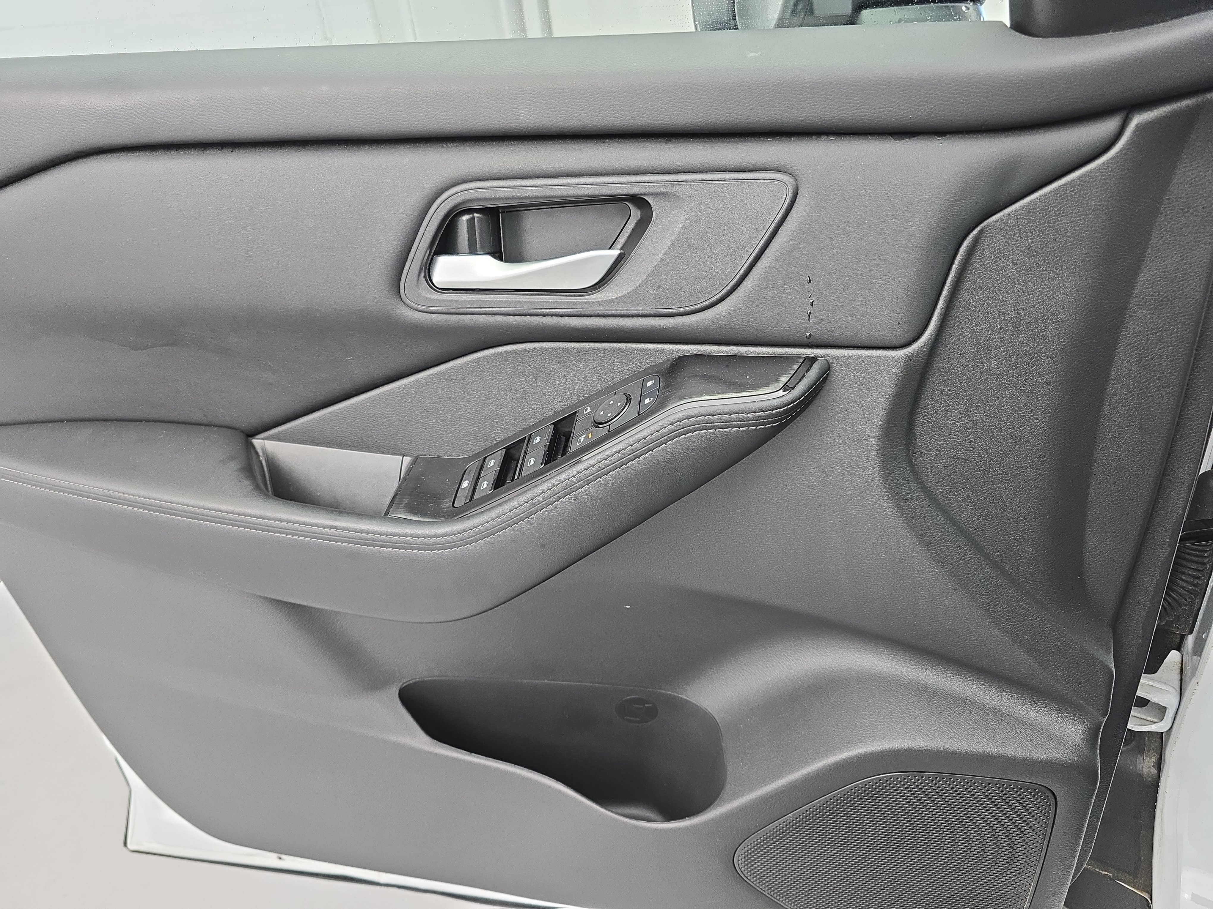 Certified 2025 Nissan Rogue SV FWD image 26