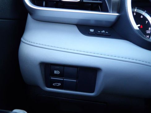 Used 2021 Toyota Highlander XLE image 28