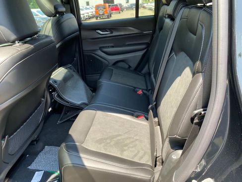 New 2025 Jeep Grand Cherokee Altitude image 7