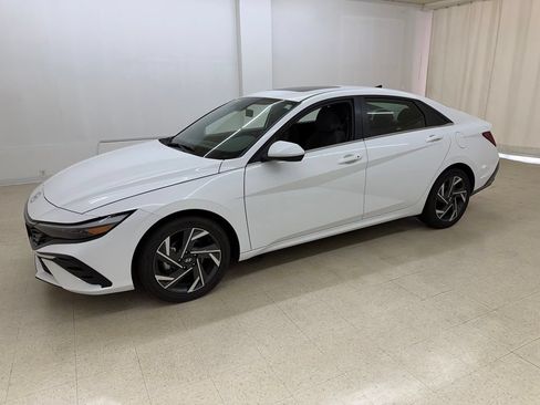 Used 2025 Hyundai Elantra SEL FWD image 1