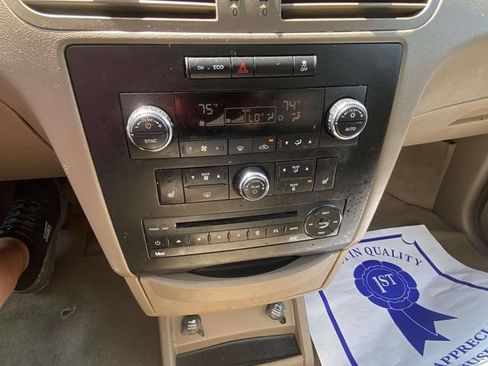 Used 2012 Volkswagen Routan SEL FWD image 18