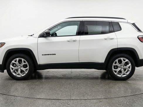 Used 2025 Jeep Compass Latitude AWD/4WD image 5