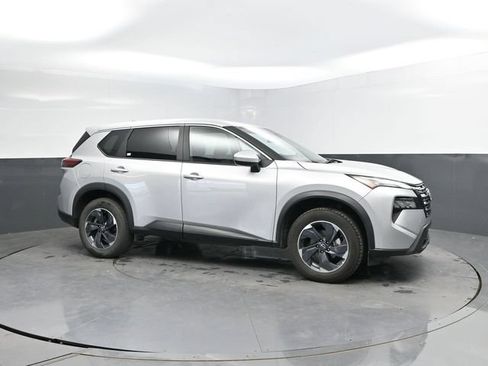 Used 2024 Nissan Rogue SV FWD image 3