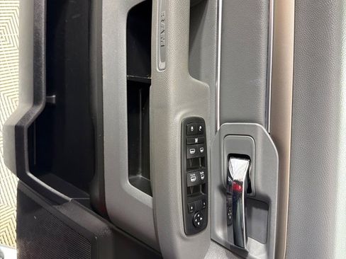 Used 2020 RAM 1500 Classic SLT AWD/4WD image 11