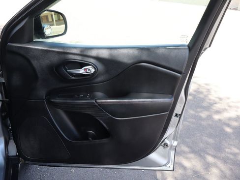 Used 2016 Jeep Cherokee Trailhawk w/ Cold Weather Group image 26