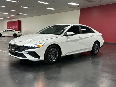 Used 2024 Hyundai Elantra SEL FWD image 3