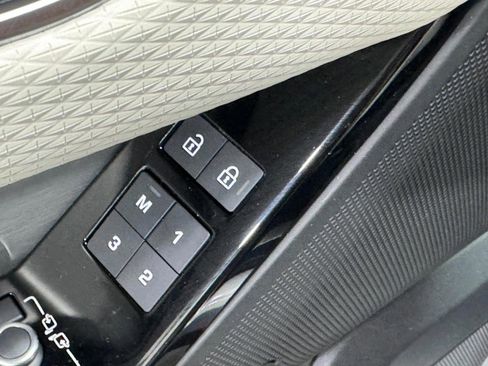 Used 2023 Land Rover Range Rover Velar R-Dynamic S image 21