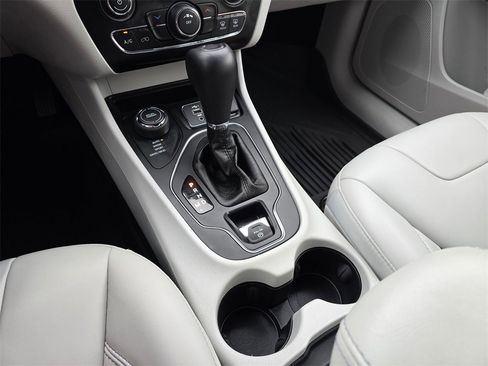 Used 2020 Jeep Cherokee Latitude Plus image 23