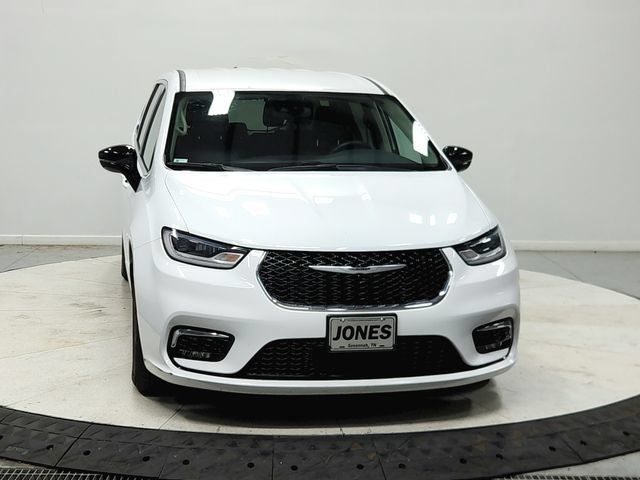 Used 2024 Chrysler Pacifica Limited FWD image 3