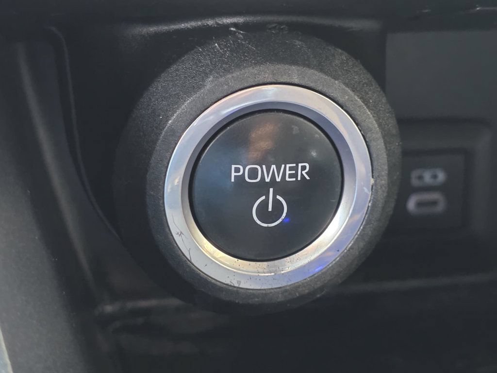 Used 2023 Toyota Venza LE AWD/4WD image 18