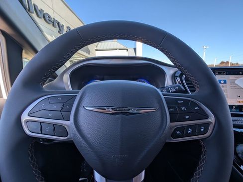 New 2026 Chrysler Pacifica Pinnacle w/ Trailer Tow Group image 25