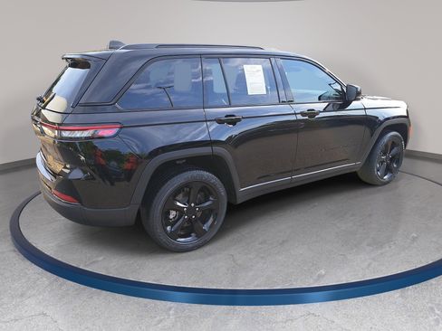 Used 2023 Jeep Grand Cherokee Altitude AWD/4WD image 5