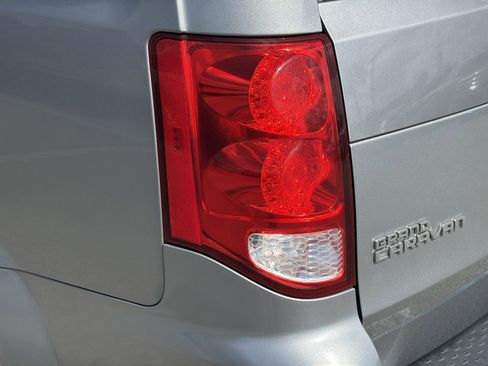 Used 2016 Dodge Grand Caravan SE FWD image 7